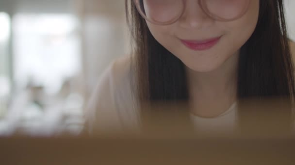 オフィスでラップトップで働くフリーランスのアジアの女性 若いアジアのビジネスガールは 貿易のためにコンピュータを使用して 職場のコンセプトでテーブル上のインターネット上の電子メール デジタル作業を送信します スローモーション — ストック動画