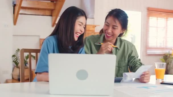 Geschäft Asiatisch Lesbisch Lgbtq Frauen Paar Tun Konto Hause Junge — Stockvideo