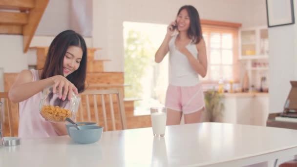 Asiatiska Lesbiska Hbtq Kvinnor Par Äta Frukost Hemma Unga Asien — Stockvideo