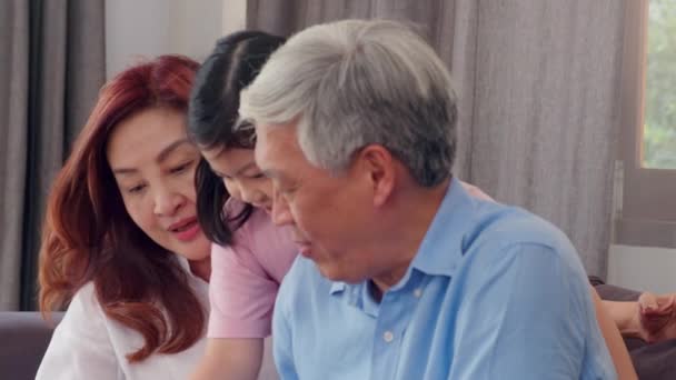 Grand Parents Asiatiques Petite Fille Utilisant Tablette Maison Senior Chinois — Video