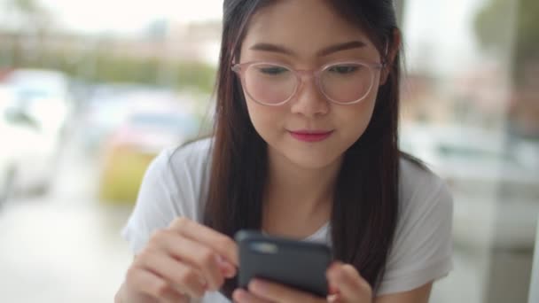 Freiberufliche Asiatische Frauen Die Ihr Handy Einem Café Benutzen Ein — Stockvideo