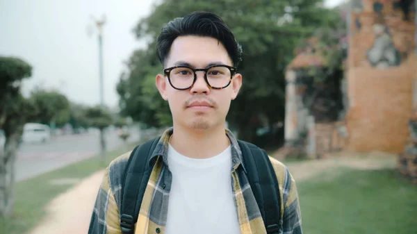 Homem asiático viajante sentindo-se feliz sorrindo para câmera viagem de férias em Ayutthaya, Tailândia, mochileiro macho desfrutar de sua jornada no marco incrível na cidade tradicional. Estilo de vida homens viajar férias conceito — Fotografia de Stock