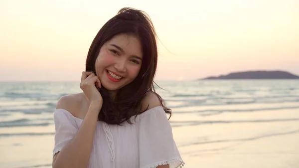 Sahilde mutlu Genç Asyalı kadın duygu, güzel kadın mutlu Relax geceleri günbatımı deniz yakın plajda gülümseyen eğlenceli. Lifestyle kadınlar Plaj konsepti seyahat. — Stok fotoğraf
