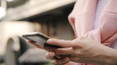 Yön için Smartphone kullanarak ve Pekin, Çin mahallesinde, seyahat ederken konumu harita üzerinde seyir neşeli Asya backpacker blogger kadın. Yaşam tarzı sırt çantası turizm seyahat tatil kavramı.
