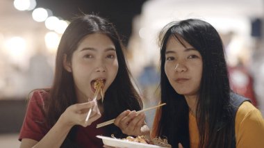 Asyalı genç kadın arkadaşlar Bangkok seyahat, Tayland, güzel kadın mutlu yürüyüş hissi ve Khao San Road Pad Tay yeme. Tayland kavramı nda kadınlar sokak yemekleri yemek seyahat.