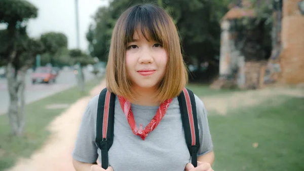 Viajante mulher asiática sentindo-se feliz sorrindo para câmera viagem de férias em Ayutthaya, Tailândia, mochileiro fêmea desfrutar de sua jornada no marco incrível na cidade tradicional. Estilo de vida viagens férias conceito — Fotografia de Stock