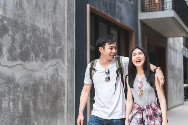 Viajero Asiático mochilero pareja sintiéndose feliz viajando en Beijing, China, alegre joven adolescente pareja caminando en Chinatown. Estilo de vida mochila turista viaje vacaciones en concepto de ciudad . —  Fotos de Stock