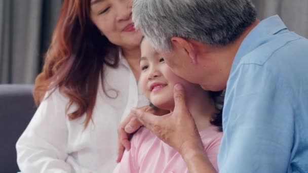 Abuelos Asiáticos Besan Mejilla Nieta Casa Senior Chino Vieja Generación — Vídeos de Stock