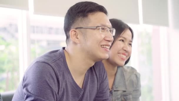 Asyalı Çift Evdeki Televizyon Salonunun Önünde Futbol Maçı Düzenliyor Tatlı — Stok video
