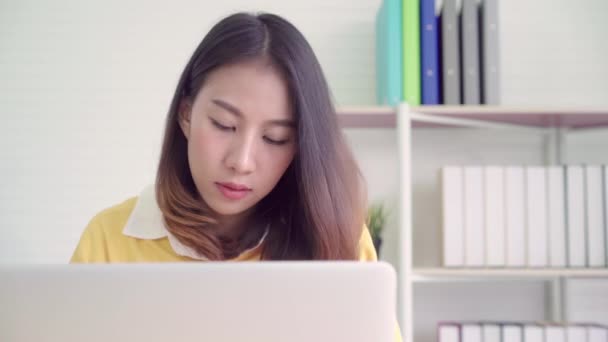 Mooie Jonge Aziatische Vrouw Slaperig Uitgeput Werken Bij Kantoor Bureau — Stockvideo