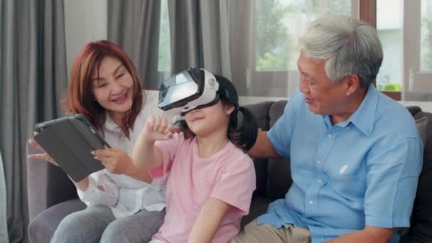Азіатські Бабусі Дідусі Внучки Використання Віртуальної Реальності Планшета Грати Ігри — стокове відео