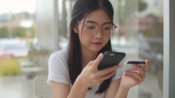 Freelance Mulheres Asiáticas Compras Line Café Jovem Ásia Girl Usando — Vídeo de Stock