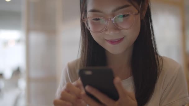 Femmes Asiatiques Freelance Utilisant Téléphone Mobile Bureau Jeune Fille Japonaise — Video