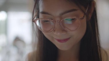 Ofiste cep telefonu kullanan serbest Asyalı kadınlar. Genç Japon Asya Kız işyeri kavramı masada internet üzerinden sosyal medya kontrol akıllı telefon kullanarak. Yavaş çekim ve Çekimi kapat.