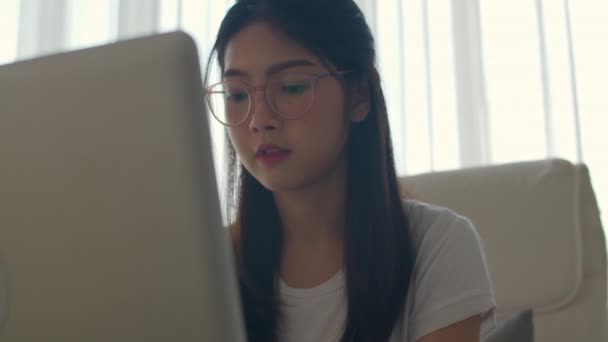 Frilansande Asiatiska Kvinnor Som Arbetar Laptop Kontoret Unga Asien Business — Stockvideo