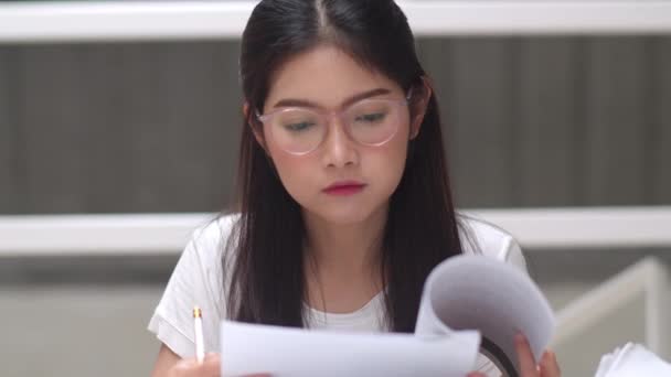 Азиатские Студентки Читают Книги Библиотеке Университета Молодая Студентка Стресс Девушка — стоковое видео