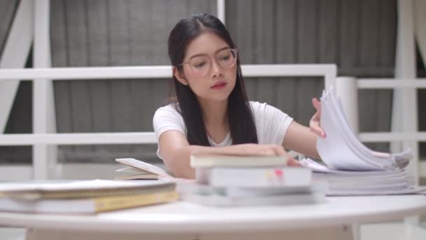 Étudiantes Asiatiques Lisant Des Livres Bibliothèque Université Jeune Fille Premier — Video