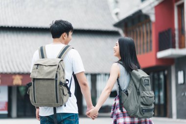 Gezgin Asya backpacker çift Pekin'de seyahat mutlu hissediyorum, Çin, Chinatown yürüyüş neşeli genç genç çift. Şehir konseptilifestyle sırt çantası turist seyahat tatil.