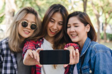Asyalı kadınlar, Bangkok, Tayland için kentsel city park seyahat ederken selfie alarak smartphone kullanarak grubu. Yaşam tarzı güzel arkadaşlarını turizm seyahat tatil Tayland kavram. 