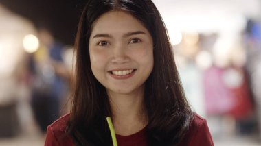 Asyalı genç kadınlar Bangkok seyahat, Tayland, güzel kadın Khao San Road kokteyl içme mutlu duygu. Tayland kavramı nda kadınlar sokak yemekleri yemek seyahat.