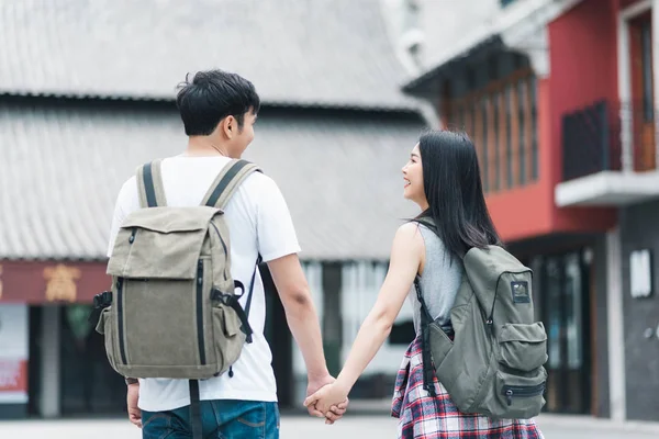 Viajero Asiático mochilero pareja sintiéndose feliz viajando en Beijing, China, alegre joven adolescente pareja caminando en Chinatown. Estilo de vida mochila turista viaje vacaciones en concepto de ciudad . — Foto de Stock