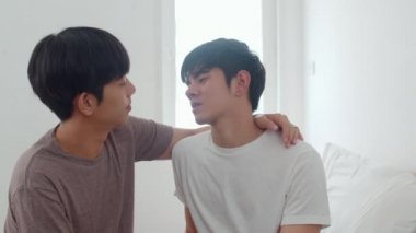 Asyalı Eşcinsel çift evde yatakta öpüşme. Genç Asyalı Lgbtq erkekler mutlu dinlenmek birlikte sabah kavramı evde yatak odasında uyandıktan sonra romantik zaman geçirmek. Yavaş çekim Shot.