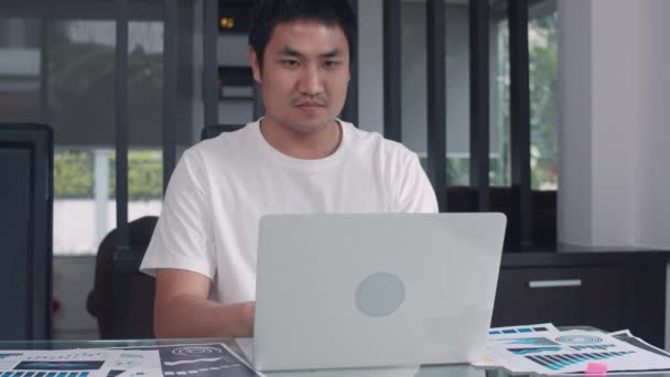 Genç Asyalı Adamı Evdeki Gelir Giderlerin Kayıtlarını Tutuyor Erkek Endişeli — Stok video