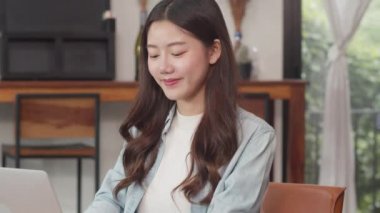 Genç Asyalı serbest kadınlar kahve dükkanında temassız kredi kartı ödemek. Asya mutlu erkek barista garson müşteri için kredi kartı okuyucu makine tutan kafede teknoloji ile ödeyebilirsiniz. Yavaş çekim.