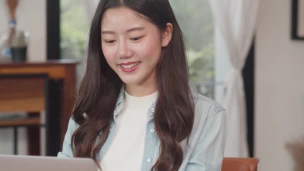 Jovens Mulheres Freelance Asiático Trabalhando Laptop Cafeteria Asiático Menina Feliz — Vídeo de Stock