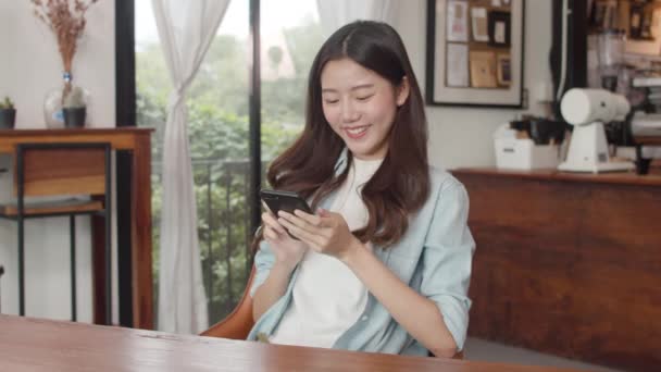 Mujeres Asiáticas Independientes Usando Teléfono Móvil Cafetería Joven Chica Asiática — Vídeo de stock