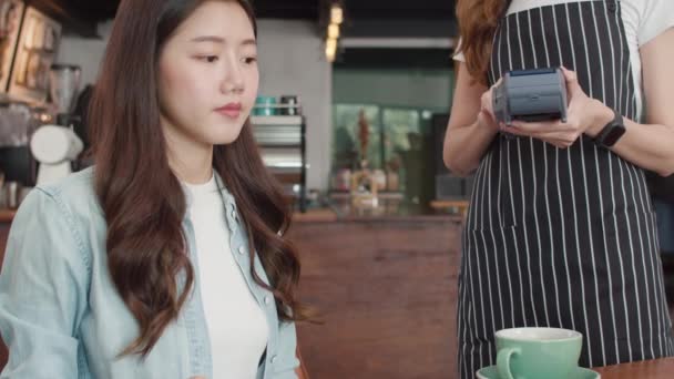 Jóvenes Mujeres Asiáticas Independientes Pagan Tarjeta Crédito Sin Contacto Cafetería — Vídeo de stock