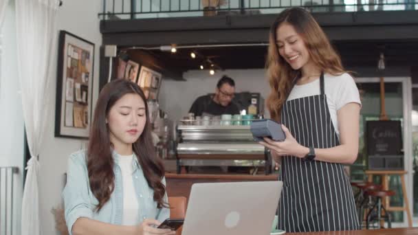 Unga Asiatiska Frilansande Kvinnor Betalar Kontaktlöst Kaféet Asiatisk Glad Flicka — Stockvideo
