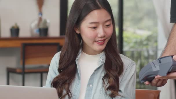 Unga Asiatiska Frilansande Kvinnor Betalar Kontaktlöst Kreditkort Coffee Shop Asiatiska — Stockvideo