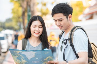 Bangkok, Tayland, tatlı Asya çift harita üzerinde gezgin Asya çift yön harita üzerinde tatil gezisi geçirirken dönüm noktası bulmak arıyorum. Şehir konseptinde yaşam tarzı çift seyahat.