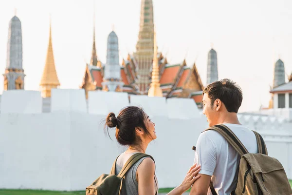 Voyageur couple asiatique voyageant et marchant dans Bangkok, Thaïlande, couple Asie douce se sentant heureux passer du temps doux en voyage de vacances au coucher du soleil. Mode de vie couple voyage en ville concept . — Photo