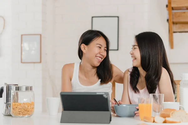 Asiatique Lesbienne lgbtq influencer femmes couple vlog à la maison, les jeunes filles amantes de l'Asie heureux en utilisant la tablette enregistrement vidéo vlog dans les médias sociaux tout en prenant le petit déjeuner dans la cuisine à la maison dans le concept du matin . — Photo