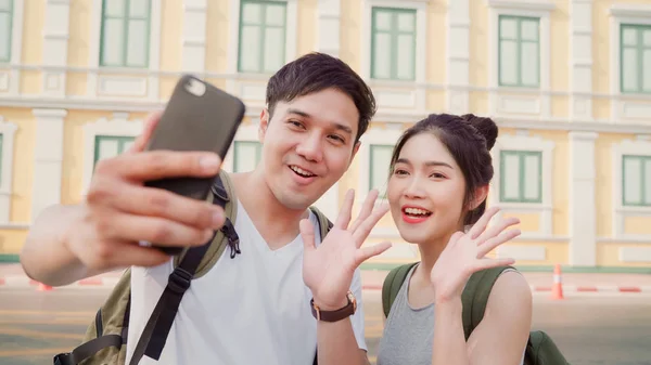 Les couples de blogueurs asiatiques voyagent à Bangkok, en Thaïlande, les couples doux utilisant un téléphone mobile font du vlog et vivent dans les médias sociaux tout en passant du temps doux en voyage de vacances. Voyage en couple en ville concept . — Photo