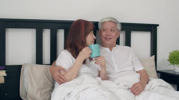 Asiática Pareja Mayor Hablando Cama Casa Asiático Senior Abuelos Chinos — Vídeos de Stock