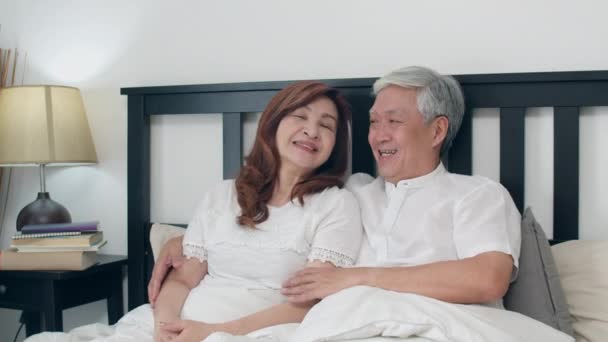 Asian Senior Couple Talking Bed Home Asian Senior Chinese Grandparents — Stock Video