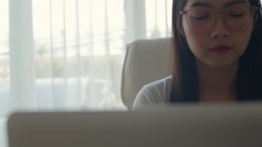Ofiste dizüstü bilgisayar üzerinde çalışan serbest Asyalı kadınlar. Genç Asya iş Kız ticaret için bilgisayar kullanarak, işyeri kavramı masada internet üzerinde e-posta, dijital çalışma göndermek. Yavaş çekim.