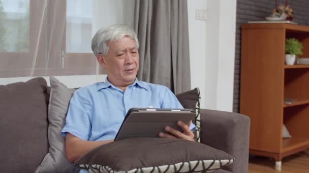 Homens Idosos Asiáticos Usando Tablet Casa Asiático Sênior Chinês Masculino — Vídeo de Stock