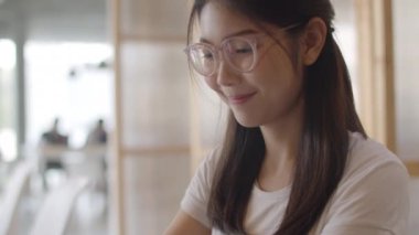 Ofiste dizüstü bilgisayar üzerinde çalışan serbest Asyalı kadınlar. Genç Asya iş Kız ticaret için bilgisayar kullanarak, işyeri kavramı masada internet üzerinde e-posta, dijital çalışma göndermek. Yavaş çekim.