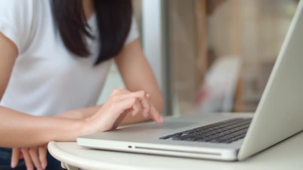 Mulheres Asiáticas Freelance Trabalhando Laptop Cafeteria Jovem Empresa Ásia Menina — Vídeo de Stock