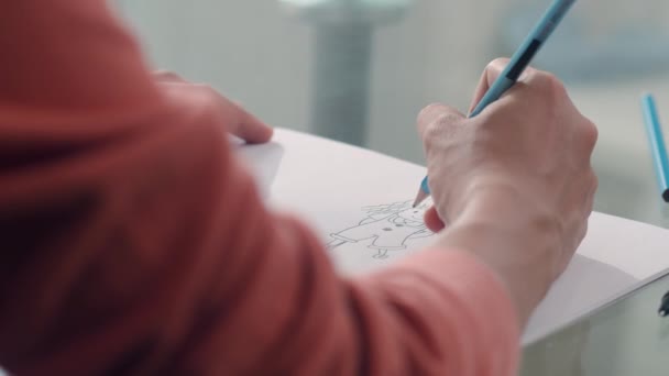 Νεαρή Ασιάτισσα Έγκυος Γυναίκα Ζωγραφίζει Μωρό Στην Κοιλιά Και Την — Αρχείο Βίντεο