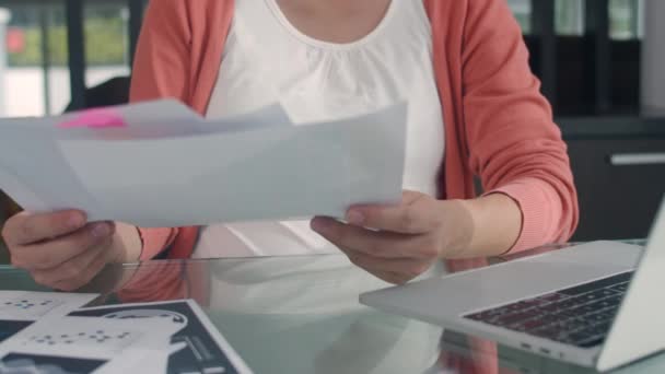 Νεαρή Ασιάτισσα Έγκυος Γυναίκα Που Χρησιμοποιεί Αρχεία Του Φορητού Υπολογιστή — Αρχείο Βίντεο