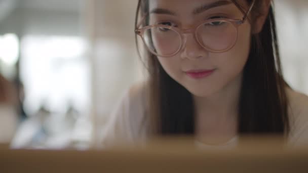 Femmes Asiatiques Freelance Travaillant Sur Ordinateur Portable Bureau Jeune Asie — Video