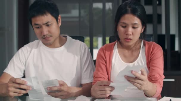 年轻的亚洲怀孕夫妇在家里的收入和支出记录 妈妈忧心忡忡 压力重重 而在客厅里工作的预算 财务文件却创下了新纪录 — 图库视频影像