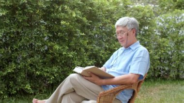 Asyalı son sınıf öğrencileri evde dinleniyor. Asya 'lı üst düzey Çinli erkekler dinlenmenin keyfini çıkarırlar. Gözlük takarlar, kitap okurlar ve sabah konseptinde bahçede yatarlar..