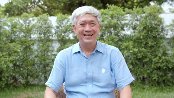 Aziatische Senior Man Video Call Thuis Aziatische Senior Oudere Chinese — Stockvideo