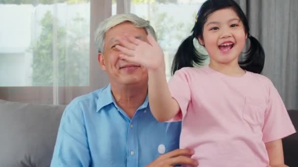 Grand Père Asiatique Petite Fille Appel Vidéo Maison Grand Père — Video